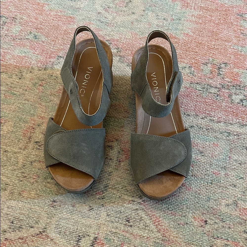 Vionic Olive Suede Crisscross Slingback Sandals